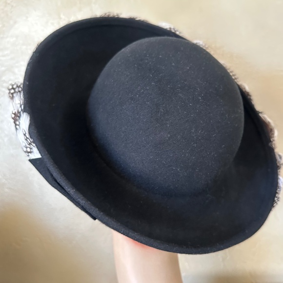 ORNATE 1960s\' BLACK FELT UPTURNED WIDE BRIM HAT + BLACK.WHITE SPOTTED  FEATHERS main image 5